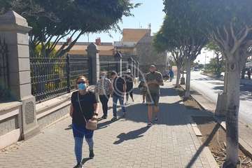 Protesta de los trabajadores del Paco Artiles y encuentro al aire libre con el alcalde en Arnao/TA.